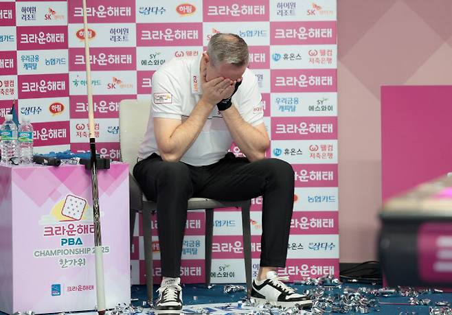 우승이 확정된 뒤 눈물을 흘리는 에디 레펀스. 사진=PBA