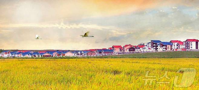 (평양 노동신문=뉴스1) = 북한 노동당 기관지 노동신문은 29일 "강남군 장교리의 농업근로자들이 지난해에 이어 또다시 새집들이경사를 맞이하였다＂며 ＂살림집입사모임이 28일 현지에서 진행되였다＂고 보도했다. [국내에서만 사용가능. 재배포 금지. DB 금지. For Use Only in the Republic of Korea. Redistribution Prohibited] rodongphoto@news1.kr