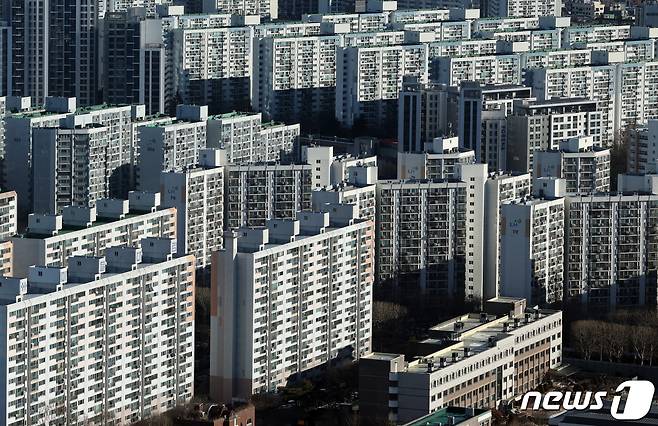 서울시 도봉구의 한 고층빌딩에서 노원구의 아파트 밀집 지역이 보이고 있다/뉴스1 ⓒ News1 박정호 기자