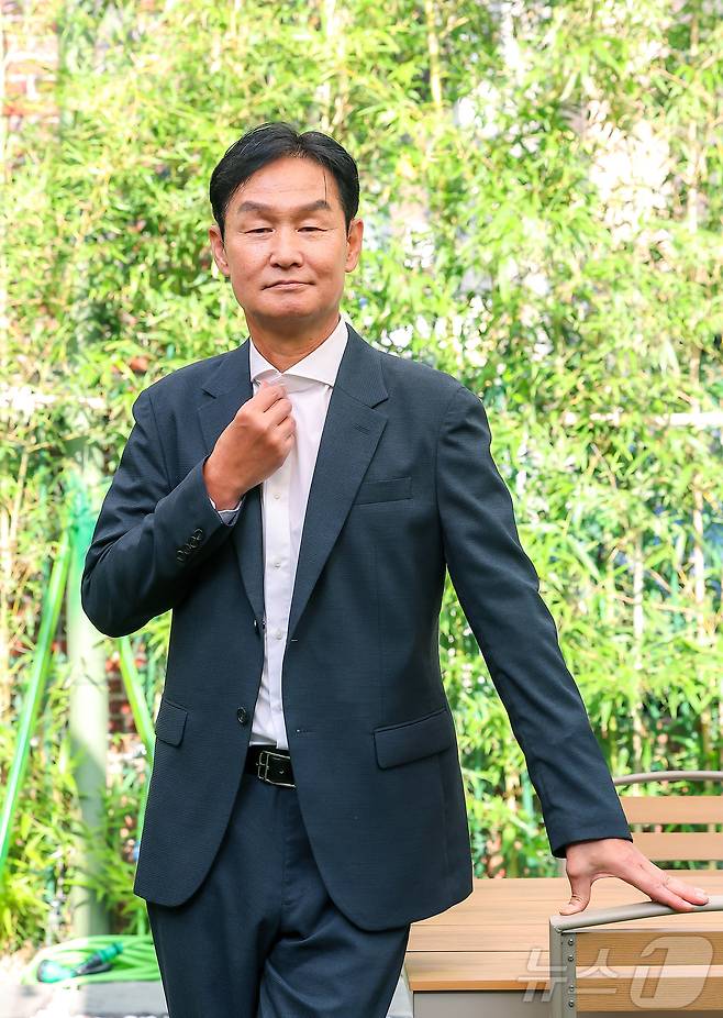 최용수 전 감독이 서울 강남구의 한 식당에서 뉴스1과 인터뷰를 앞두고 포즈를 취하고 있다. 2025.9.29/뉴스1 ⓒ News1 김진환 기자