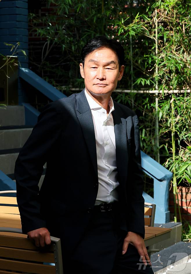 최용수 전 감독이서울 강남구의 한 식당에서 뉴스1과 인터뷰를 앞두고 포즈를 취하고 있다. 2025.9.29/뉴스1 ⓒ News1 김진환 기자