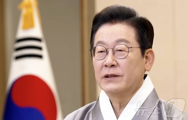 이재명 대통령이 4일 영상 메시지를 통해 국민들에게 추석 명절 인사를 하고 있다. (KTV 캡처. 재판매 및 DB 금지) 2025.10.4/뉴스1 ⓒ News1 이재명 기자