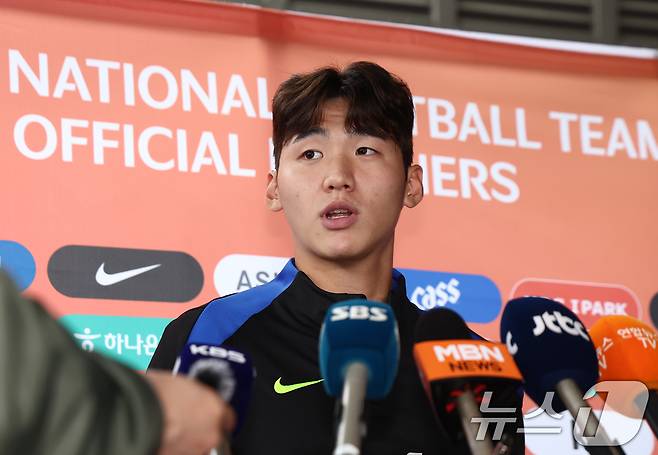 한국 축구국가대표팀 김지수가 7일 오후 경기도 고양시 일산서구 고양종합운동장 보조구장에서 브라질과의 평가전을 앞두고 열린 훈련 및 팬 오픈 트레이닝 행사에 앞서 취재진 질의에 답변하고 있다. 2025.10.7/뉴스1 ⓒ News1 김민지 기자