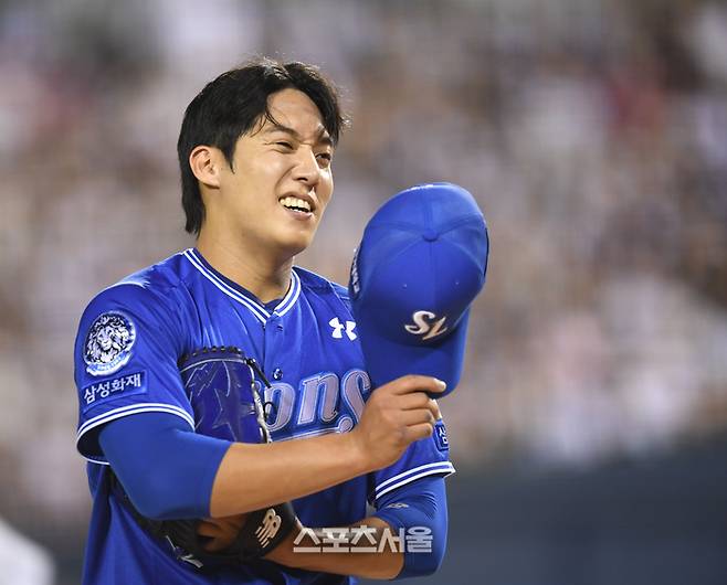 삼성 선발투수 원태인이 26일 서울 잠실구장에서 열린 2025 KBO리그 두산과 경기 6회 투구 후 더그아웃으로 들어오고 있다. 잠실 | 최승섭기자 thunder@sportsseoul.com