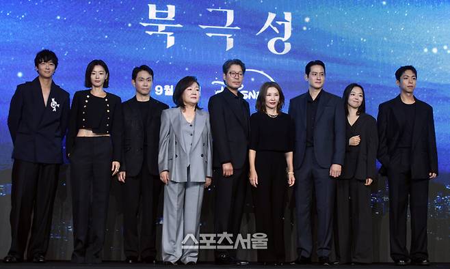 강동원, 전지현, 오정세, 김해숙, 유재명, 이미숙, 박해준, 이상희, 주종혁(왼쪽부터)이 지난달 2일 서울 종로구 포시즌스 호텔에서 열린 디즈니 플러스 오리지널 시리즈 ‘북극성’ 제작발표회에서 포즈를 취하고 있다. 사진 | 최승섭기자 thunder@sportsseoul.com