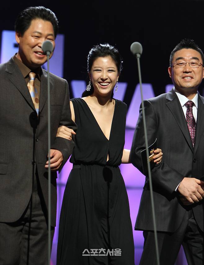 지난 2007년 12월 11일 골든글러브 포수 무문 수상을 위해 무대에 올라오는 이만수(왼쪽)와  최동원. 사진 | 스포츠서울 DB