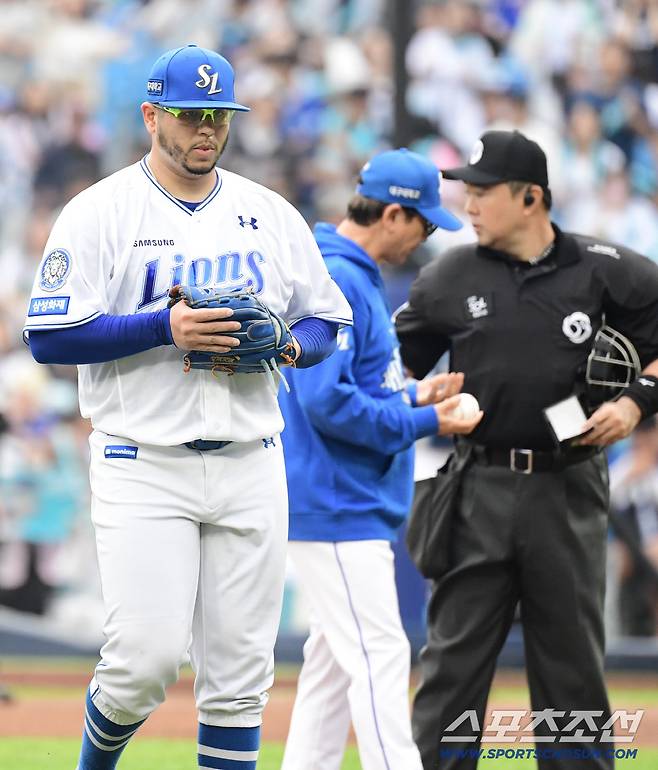 6일 대구 삼성라이온즈파크에서 열린 NC와 삼성의 와일드카드 1차전. 7회초 2사 2루. 강판 당하고 있는 삼성 후라도. 대구=송정헌 기자songs@sportschosun.com/2025.10.06/