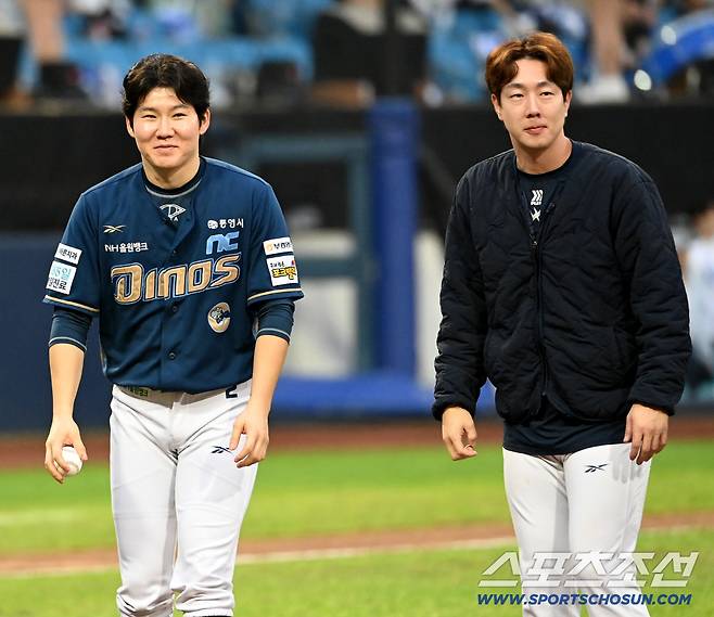 이날 대타로 나서기도 했던 박민우의 손에 들린 야구공