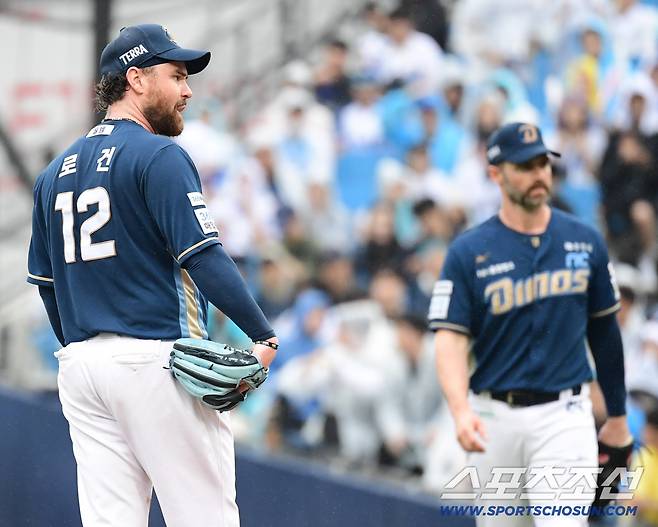 7일 대구 삼성라이온즈파크에서 열린 NC와 삼성의 와일드카드 2차전. 1회말 2사 만루. 밀어내기 볼넷으로 2실점을 허용한 NC 로건. 대구=송정헌 기자songs@sportschosun.com/2025.10.07/