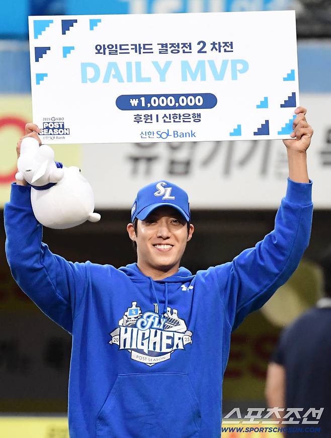 7일 대구 삼성라이온즈파크에서 열린 NC와 삼성의 와일드카드 2차전. 삼성이 NC에 승리하며 준PO에 진출했다. 2차전 MVP를 차지한 삼성 원태인이 수상하고 있다. 대구=송정헌 기자songs@sportschosun.com/2025.10.07/