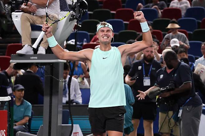 승리 후 기뻐하는 루네