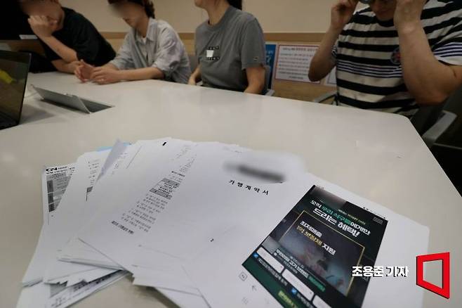 프랜차이즈 본사의 과도한 대출 권유로 피해를 입은 점주들이 서울의 한 사무실에서 아시아경제와 인터뷰 하고 있다. 조용준 기자