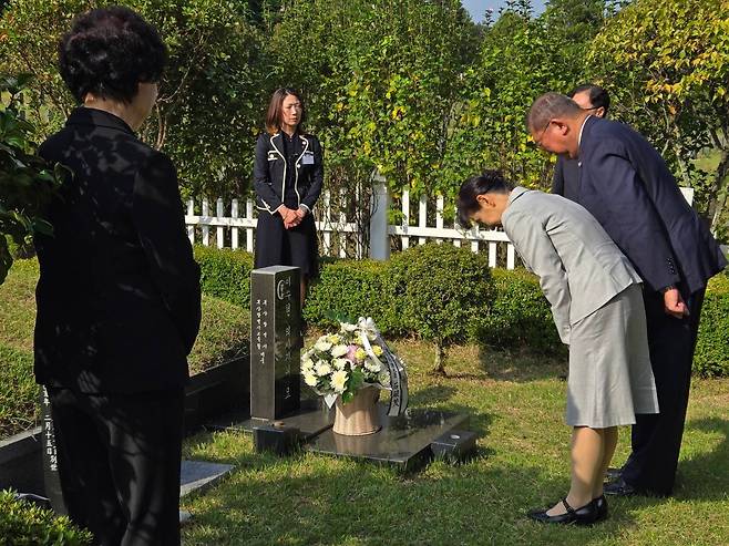 지난달 30일 이시바 시게루 일본 총리와 부인 요시코 여사가 부산 금정구 영락공원 내 고 이수현 씨 묘를 참배하고 있다./이시바 시게루 X 캡처