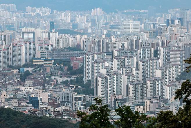 [서울=뉴시스] 정병혁 기자 = 2일 서울 중구 남산에서 서울시내 아파트가 보이고 있다. 서울 집값이 1주 전보다 0.27% 오르며 4주 연속 상승폭을 키웠다. 서울 아파트 매매가격(0.19%→0.27%)은 9·7 공급대책 발표 이후 4주 연속 상승폭이 커지며 전국의 집값 상승을 이끌었다. 9월1일 0.08%→9월8일 0.09%→9월15일 0.12%→9월22일 0.19%→9월29일 0.27%로 상승속도가 점차 빨라지는 추세다. 2025.10.02 jhope@newsis.com