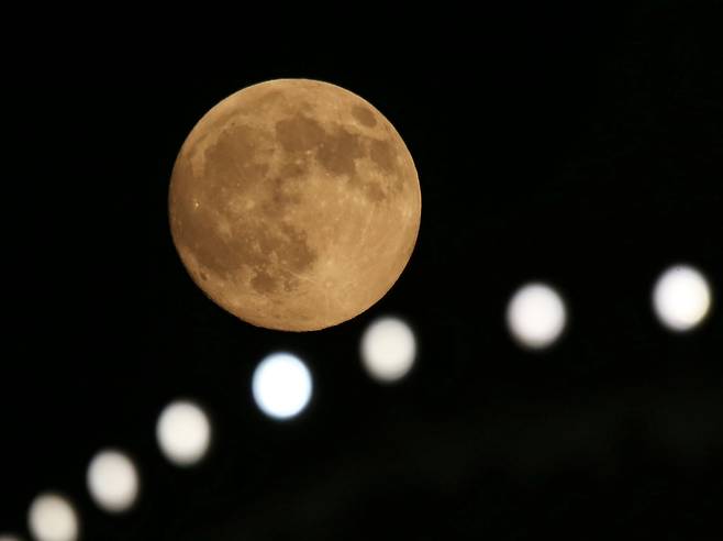 6일 중국 동부 장쑤성 양저우에서 보름달이 비치고 있다./신화 연합뉴스