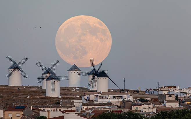 6일 스페인 시우다드 레알 주 캄포 데 크립타나 풍차위로 '추수달(Harvest moon)'이 빛나고 있다./EPA 연합뉴스