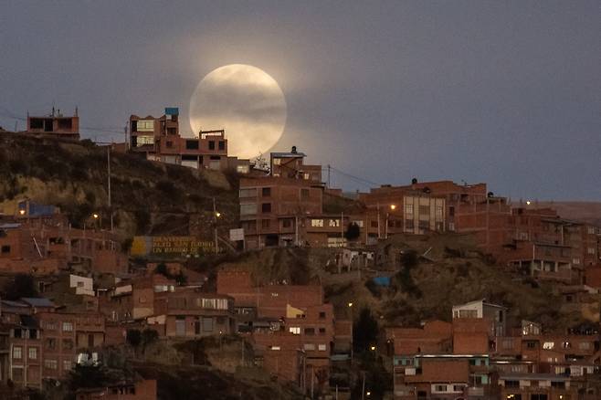 6일 볼리비아 라파즈시의 산동네 마을 위로 슈퍼문이 뜨고 있다./EPA 연합뉴스