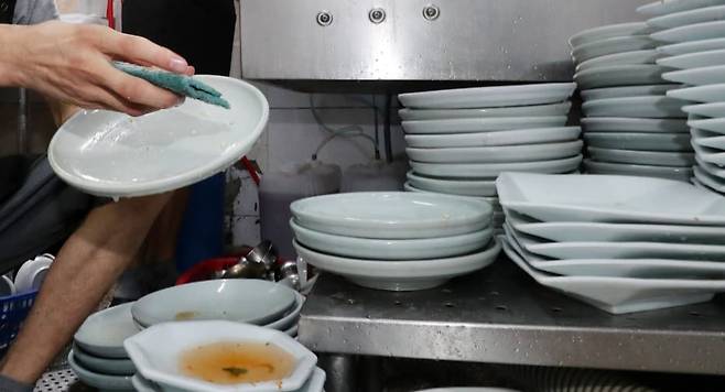 설거지하는 모습. 기사와 관련 없음./조선일보 DB