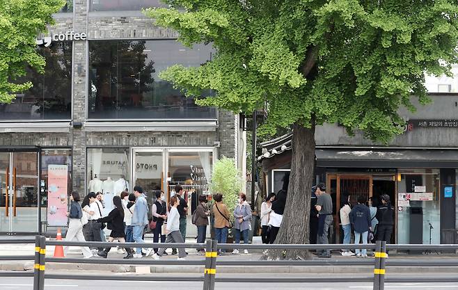 2023년 5월 10일 서울 종로구 서촌 한 음식점 앞에서 외국인 관광객과 인근 직장인 등 시민들이 점심식사를 하기 위해 줄을 서서 기다리고 있다. /조선DB