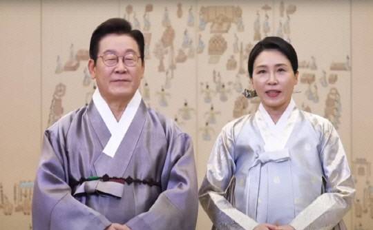 이재명 대통령과 김혜경 여사가 추석 연휴 이틀째인 4일 한복 차림으로 영상 메시지를 통해 명절 인사를 전하고 있다.  연합뉴스