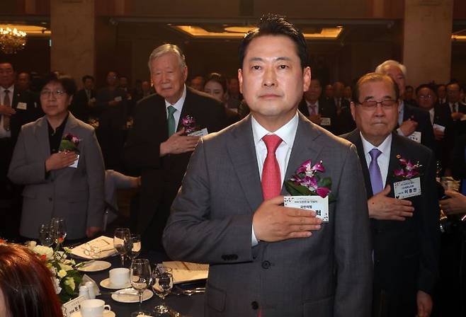 지난 2일 서울 중구 롯데호텔에서 열린 제29회 노인의 날 기념식에서 (왼쪽부터) 정은경 보건복지부 장관, 이중근 대한노인회장, 장동혁 국민의힘 대표, 이종찬 대한노인회 상임고문 등이 국민의례를 하고 있다. ⓒ 뉴시스