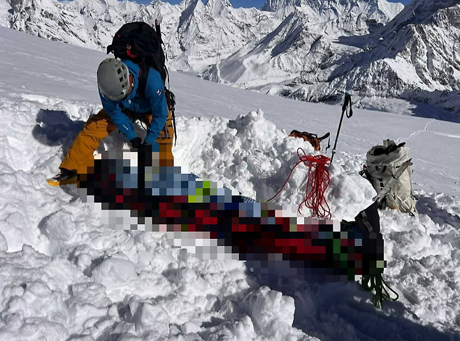6일(현지 시간) 네팔전국산악안내인협회(NNMGA)가 공개한 사진. 네팔 동부 메라피크봉(6476m) 일대에서 구조대가 한국인 등산객의 시신을 수습하고 있다. 페이스북 캡처