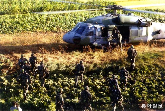 북한 무장간첩 수색 작전에 투입된 군 장병들이 강릉시 강동면 언별리 칠성산 수색에 나서기 위해 헬기 탑승하고 있다.  동아일보 DB