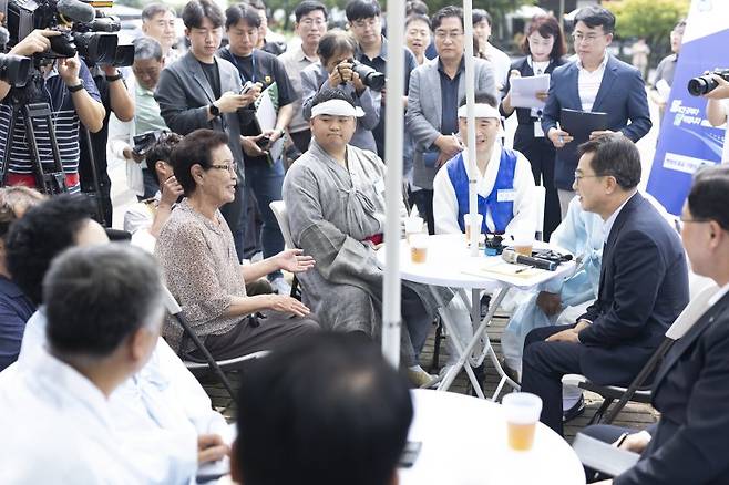 달달버스를 타고 양주별산대놀이마당을 찾은 김동연 경기도지사가 청년 이수자 윤동준 씨와 보유자, 전승교육사 등 보존회 관계자들과 소통하고 있다.경기도 제공