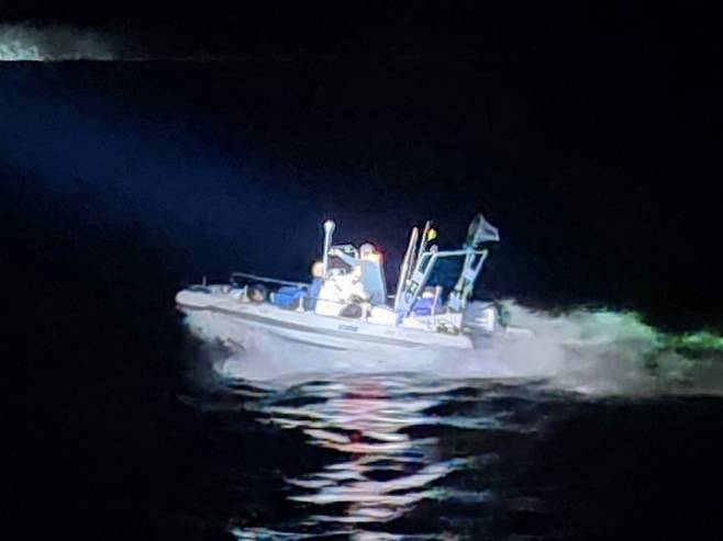 태안해경이 6일 충남 충남 태안해역 가의도 북방 2해리 인근 해상에서 밀입국 의심 선박(레저보트, 승선원 남성 8명, 중국 국적)을 검거하고 있다. 태안 해양경찰서 제공