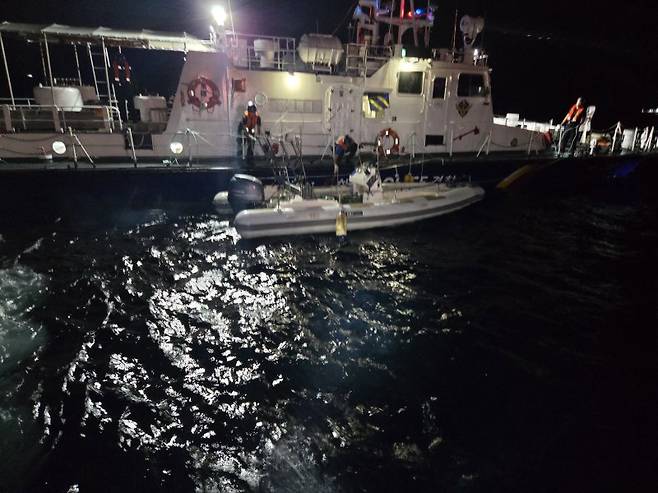 태안해경이 6일 충남 충남 태안해역 가의도 북방 2해리 인근 해상에서 밀입국 의심 선박(레저보트, 승선원 남성 8명, 중국 국적)을 검거하고 있다. 태안 해양경찰서 제공