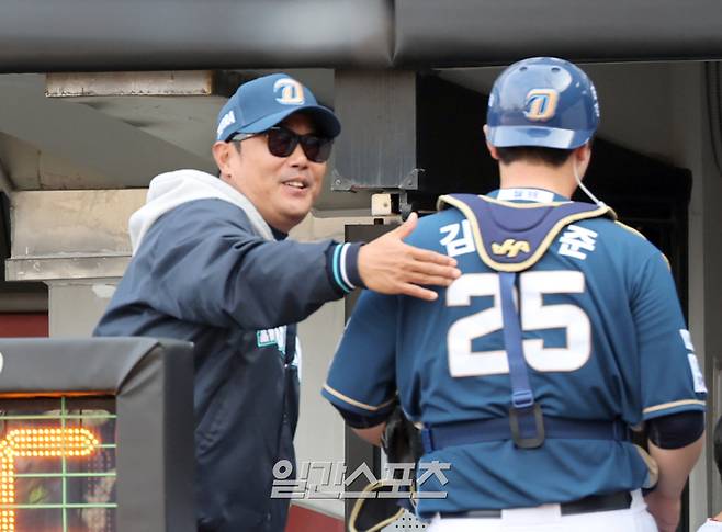23일 오후 광주 기아챔피언스필드에서 열린 2025 프로야구 NC 다이노스와 KIA 타이거즈 경기. NC 이호준 감독이 8회 수비를 마치고 들어오는 포수 김형준을 격려 하고있다. 광주=정시종 기자 capa@edaily.co.kr /2025.03.23.