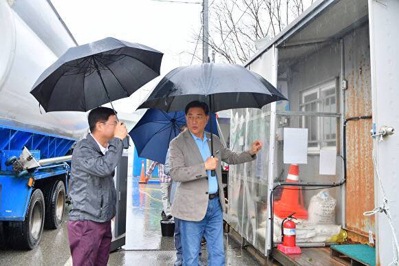 김한종 장성군수가 지난 3일 가축방역초소를 찾아 현장을 점검하고 근로자들을 격려했다. [사진=장성군]