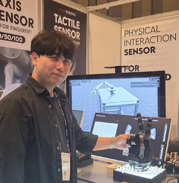 김용범 에이딘로보틱스 연구소장이 지난달 29일 서울 강남구 코엑스에서 열린 국제 로봇·기계학습 학술대회에 전시된 인간형 로봇핸드를 보여주고 있다. [사진=박지은 기자]