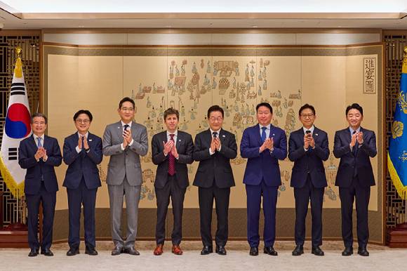 이재명 대통령이 1일 용산 대통령실에서 샘 올트먼 오픈AI CEO와의 접견에 앞서 참석자들과 기념촬영을 하고 있다. (왼쪽부터)김용범 정책실장, 김정관 산업부 장관, 이재용 삼성전자 회장, 샘 올트먼 오픈AI CEO, 이재명 대통령, 최태원 SK그룹 회장, 배경훈 과기부 장관, 강훈식 비서실장. [사진=연합뉴스]