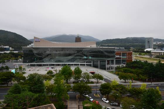 APEC 정상회의장인 경북 경주시 화백컨밴션센터과 국제미디어센터는 행사를 위한 막바지 작업이 진행중이다. 뉴스1