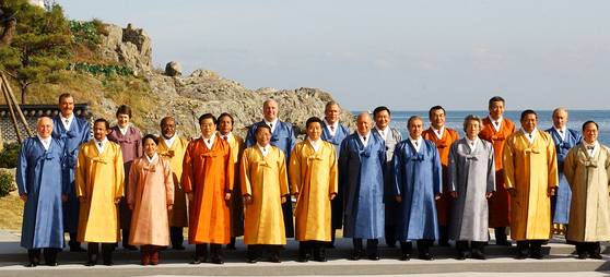 APEC 정상회의를 마친 21개국 정상들이 19일 오후 부산 동백섬 누리마루 APEC하우스 앞에서 두루마기를 입고 기념촬영을 하고 있다. 사진 APEC