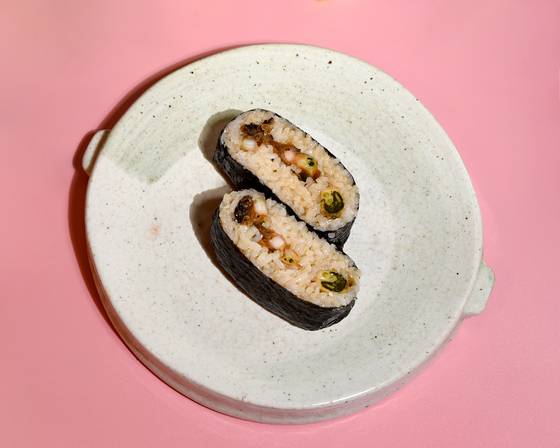 오는 10월 24~26일 열릴 '2025 통영 어부장터'에서 선보일 국내 정상급 셰프 7인이 개발한 시그니처 메뉴 중 하나인 '통영 굴 생강조림 사각 오니기리'. 사진 통영시