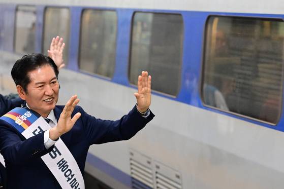 정청래 더불어민주당 대표가 지난 2일 서울 용산역에서 추석 귀성인사를 하고 있다. 임현동 기자