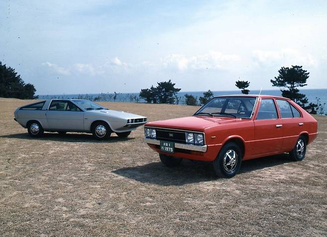 1975년 출시된 현대자동차 ‘포니’(오른쪽)와 그 원형이 된 1974년 이탈리아 토리노 국제모터쇼에서 공개된 ‘포니 쿠페 콘셉트카’(왼쪽). 현대차 제공