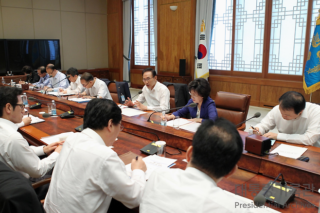 이명박 전 대통령이 2011년 물가관계장관회의를 주재하고 있다. 국가기록원 제공