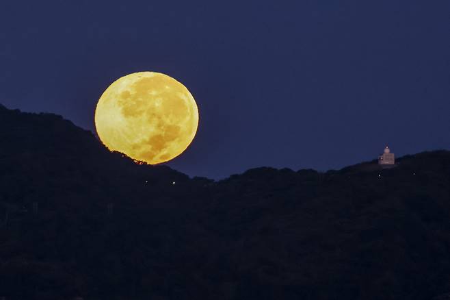 7일(현지시간) 대만 타이베이 시 상공에서 슈퍼문이 밝게 빛나고 있다. EPA 연합
