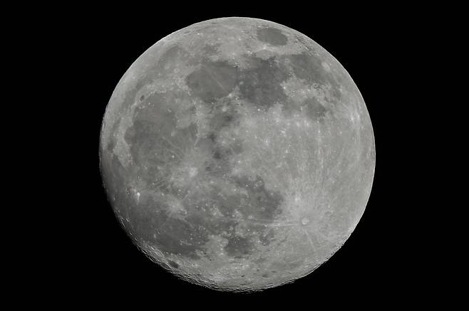 5일(현지시간) 콜롬비아 보고타 상공에서 하베스트 문(추수달)이  밝게 빛나고 있다. AFP 연합