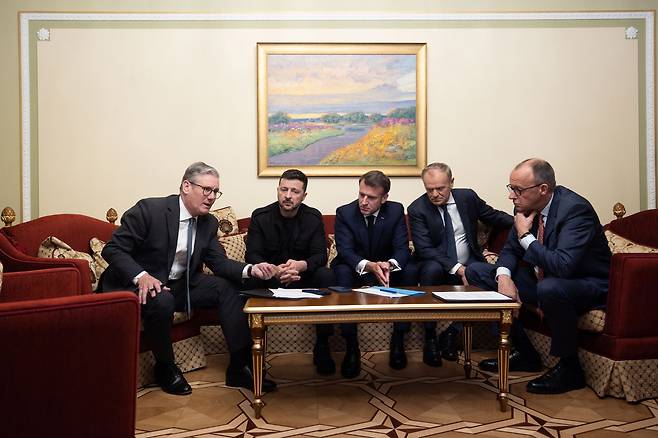 도널드 트럼프 미국 대통령과 통화하는 볼로디미르 젤렌스키 우크라이나 대통령과 유럽 정상들. 키어 스타머 영국 총리, 볼로디미르 젤렌스키 우크라이나 대통령, 에마뉘엘 마크롱 프랑스 대통령, 도날트 투스크 폴란드 총리, 프리드리히 메르츠 독일 총리(왼쪽부터). UPI연합뉴스