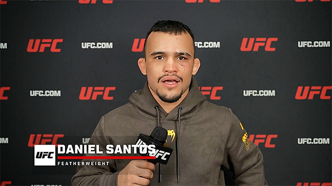 다니에우 구스타부 곤자가 산투스가 2025년 10월 미국 네바다주 패러다이스 티모바일 아레나 UFC 320 포스트 파이트 인터뷰를 하고 있다. 사진=TKO
