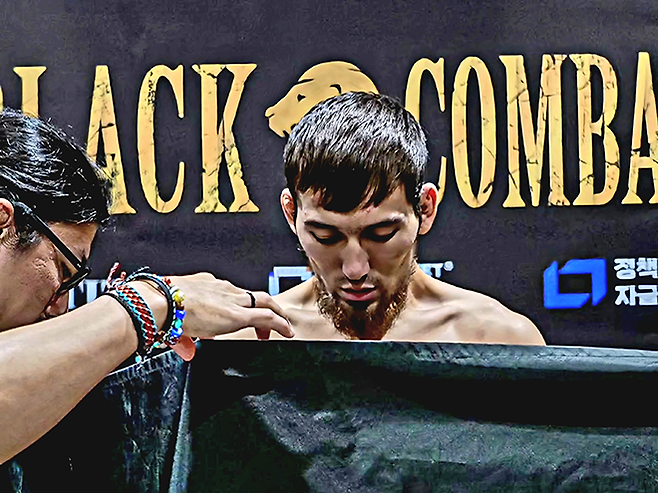 Road to UFC 시즌4 라이트급 쇼케이스 출전이 무산된 ‘울프킹’ 아딜레트 누르마토프가 2025년 8월 인천광역시 영종국제도시 인스파이어 아레나에서 옷을 벗고도 페더급 메인이벤트 계체를 통과하지 못하고 있다. 사진=이데아 파라곤