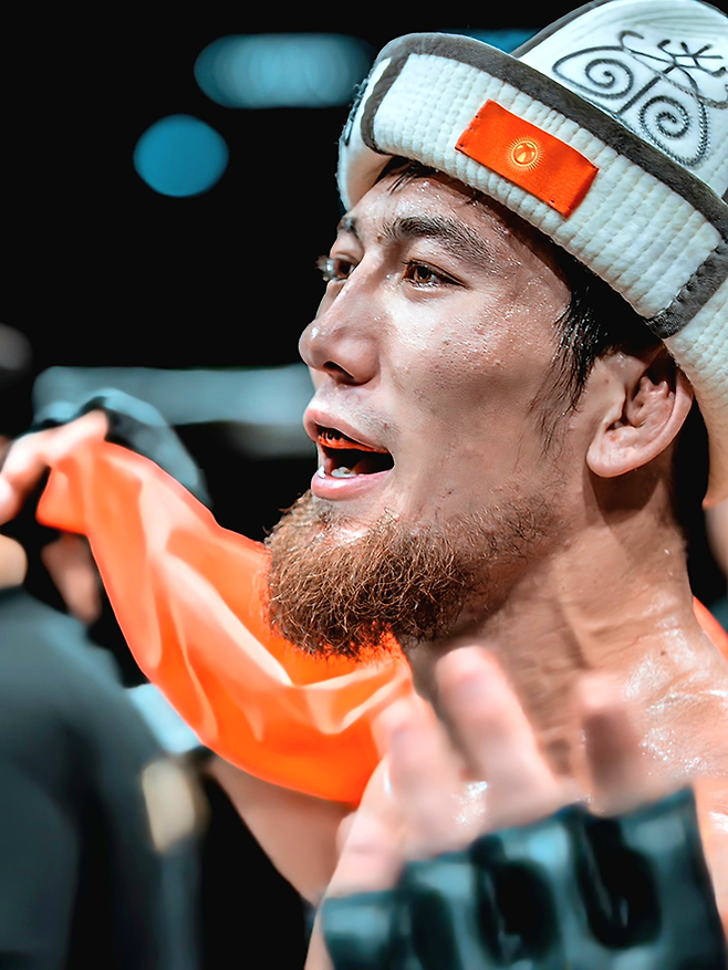 Road to UFC 시즌4 라이트급 쇼케이스 출전이 무산된 ‘울프킹’ 아딜레트 누르마토프가 2025년 8월 인천광역시 영종국제도시 인스파이어 아레나 페더급 메인이벤트 무효 선언을 들으면서도 승리 세리머니를 하고 있다. 사진=이데아 파라곤