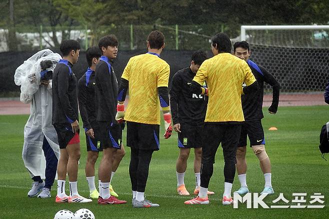 대표팀 선수들이 오랜만에 만난 동료들과 밝은 얼굴로 대화를 나누고 있다. 사진=이근승 기자