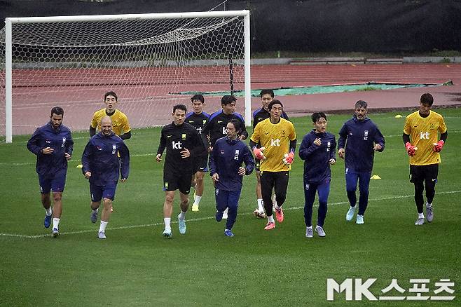 10월 첫 훈련에 임하고 있는 대표팀 선수들. 사진=이근승 기자
