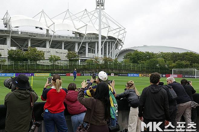 7일 브라질 대표팀의 훈련을 취재하기 위해 고양종합운동장 보조구장을 찾은 브라질 취재진은 30명이었다. 사진=이근승 기자
