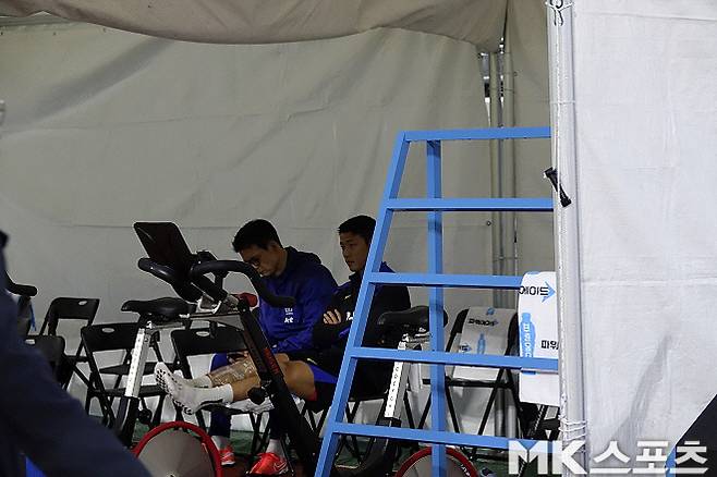 아이싱 치료를 받는 황희찬. 사진=이근승 기자